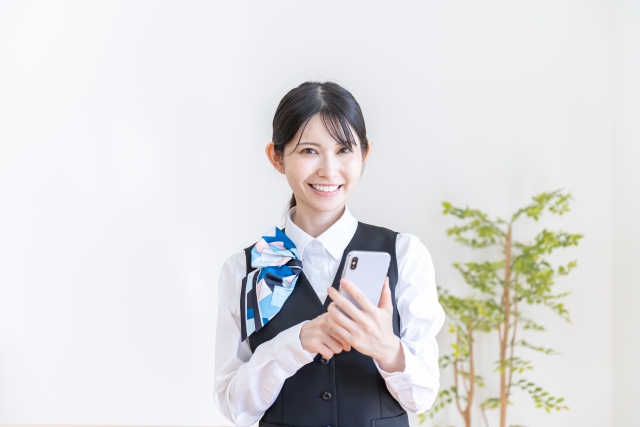 女性の受付店員