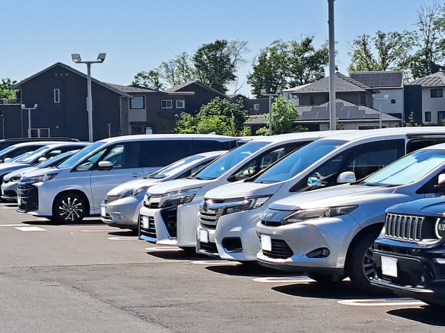 駐車場に並んだ車
