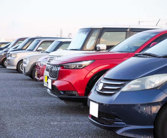中古車販売店の駐車場に並んだ複数の中古車