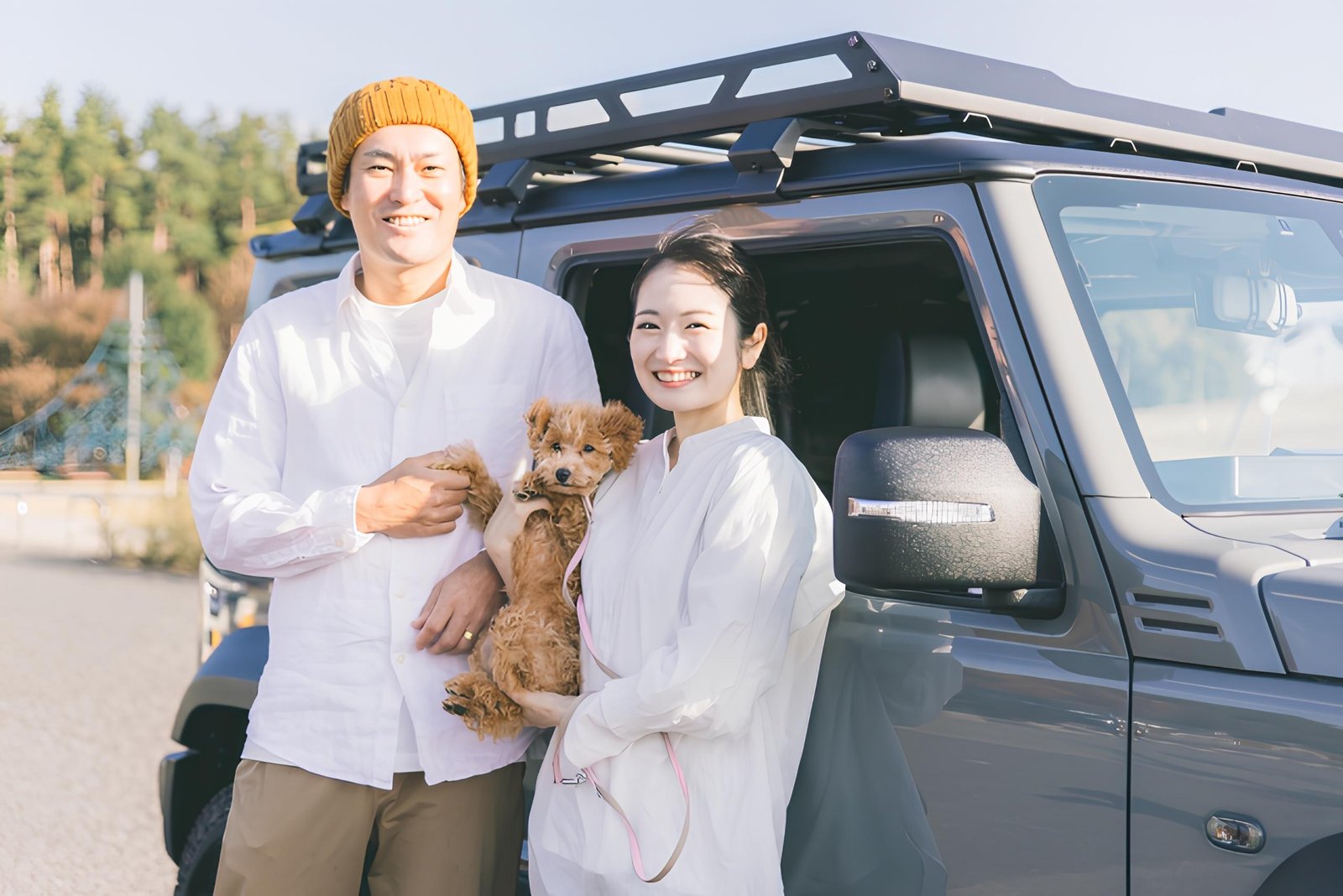 家族と車。予算に合う車を探す前向きな場面
