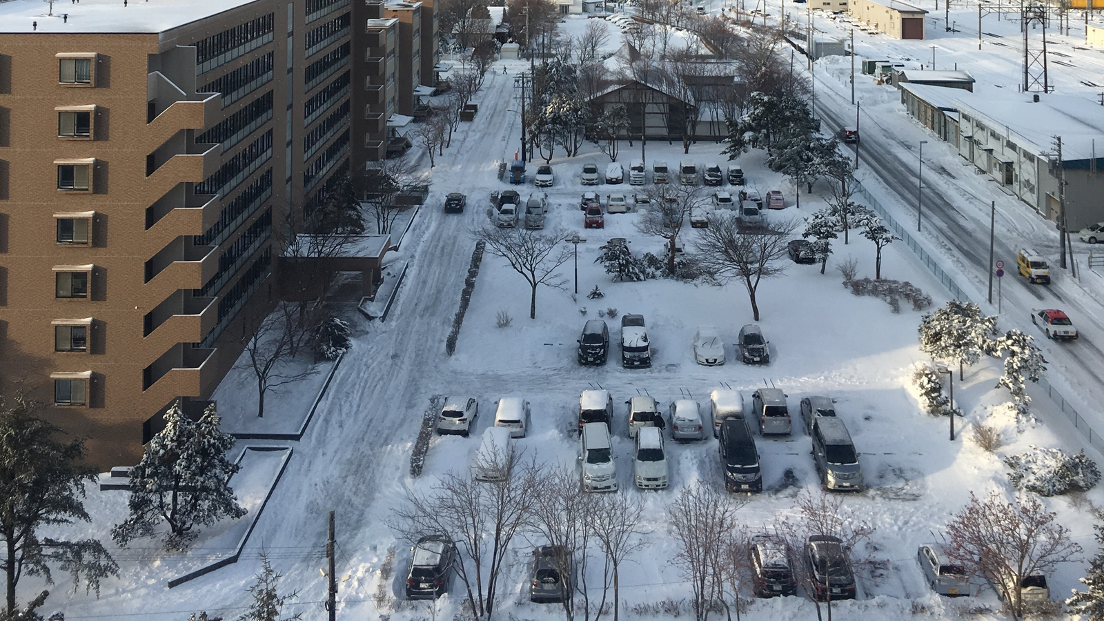 雪が積もった冬の駐車場