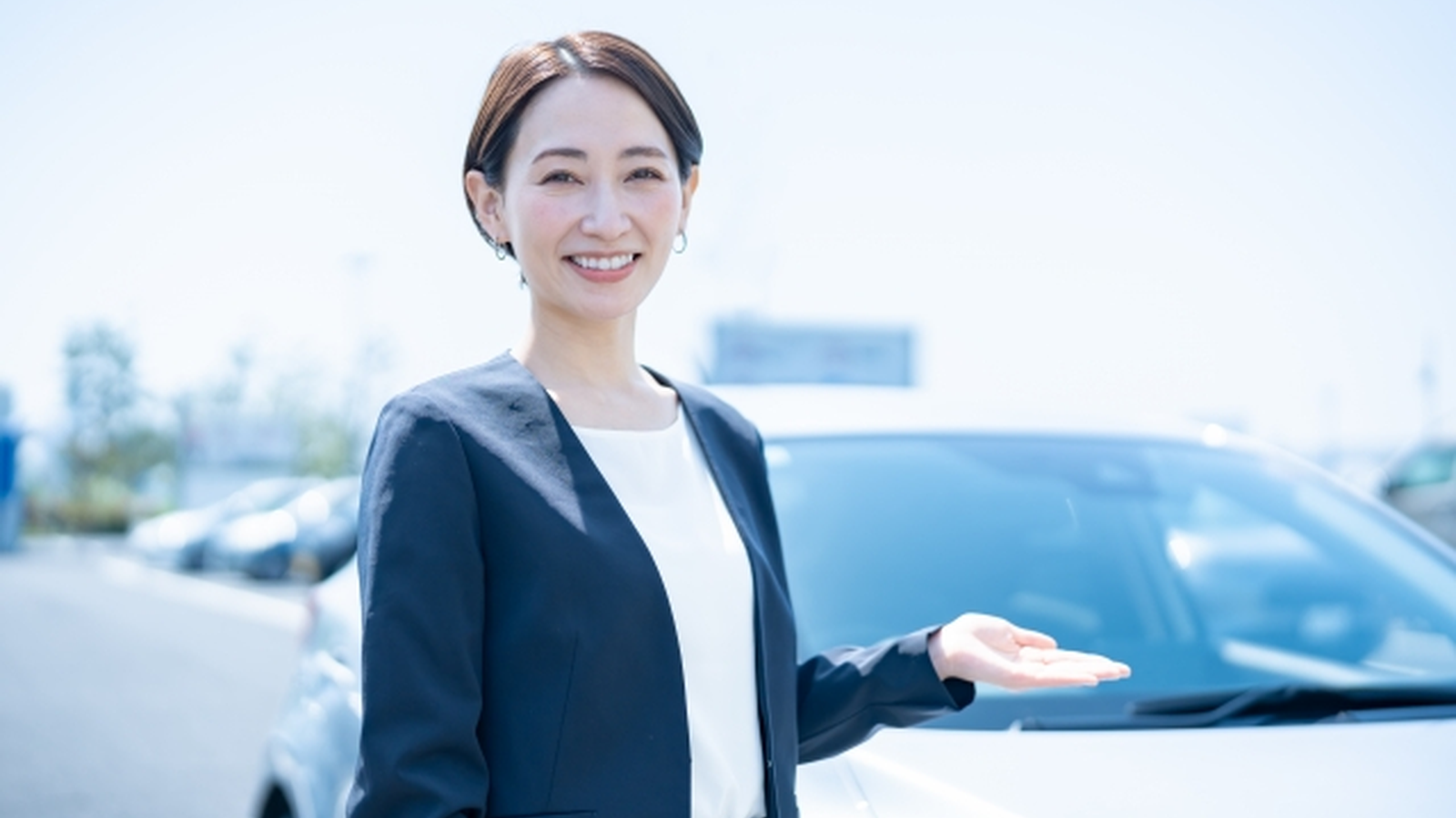 スタッフが車を案内している場面