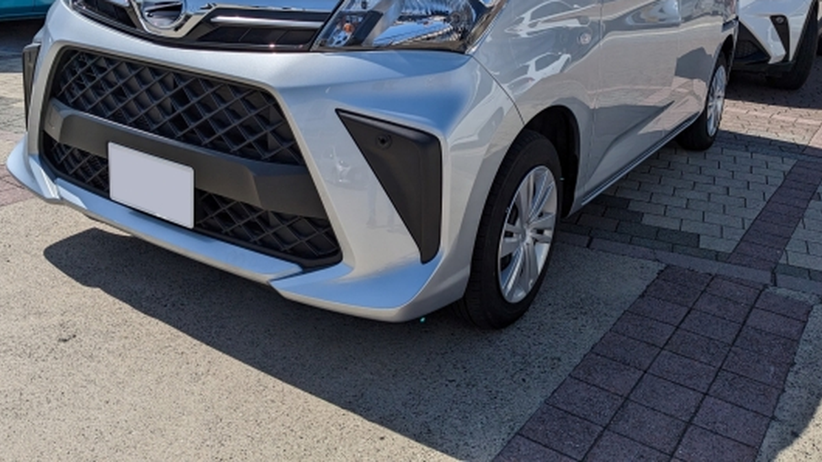中古車の前輪とフェンダー付近