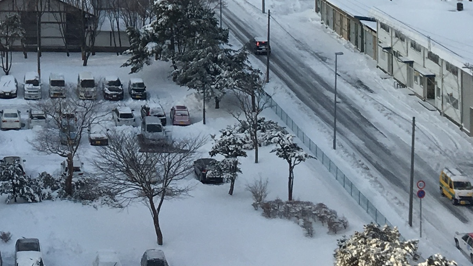 雪が積もった冬の道路と駐車場