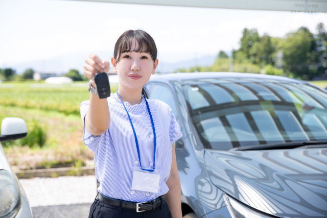 車の鍵を差し出すスタッフ