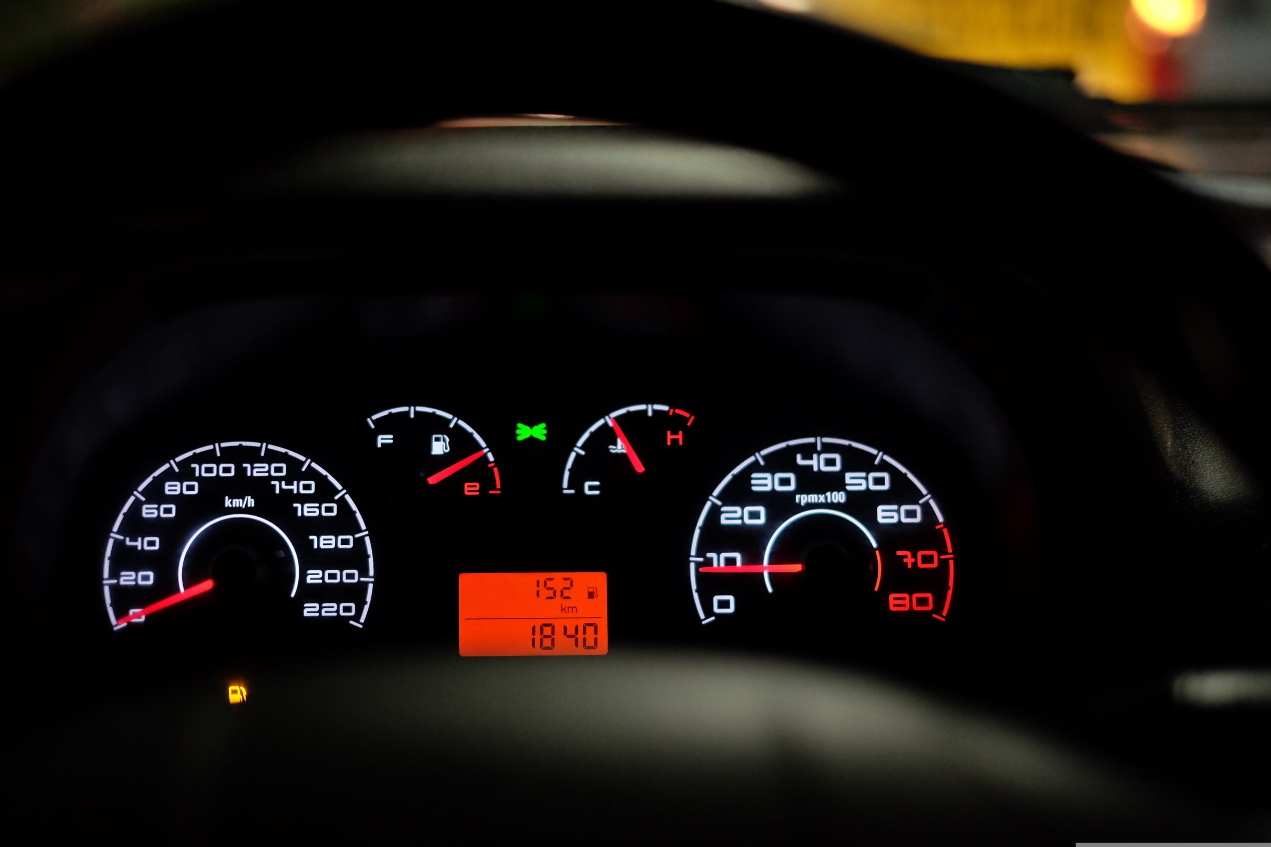 夜、車を運転しているときの車内の様子