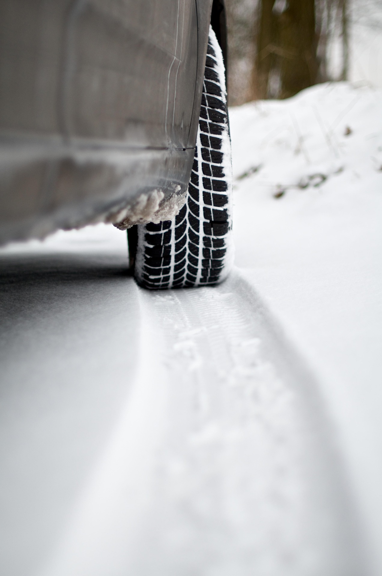 雪道に残るスタッドレスタイヤの跡